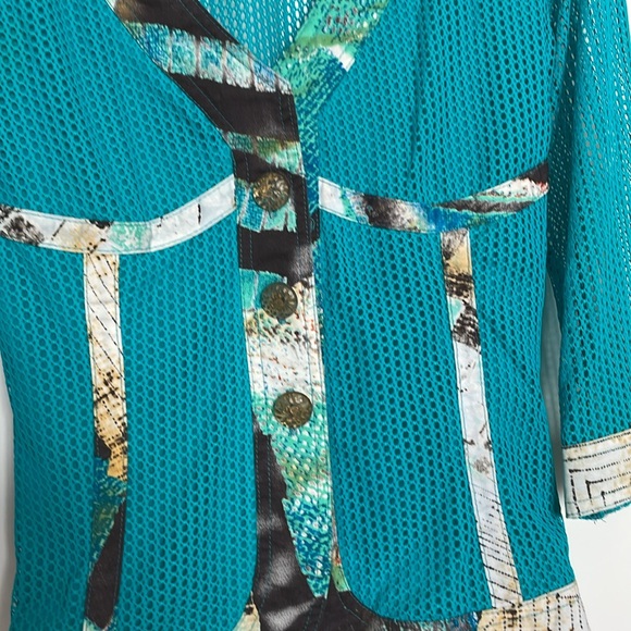 Italian buttoned meshed top - Picture 4 of 11